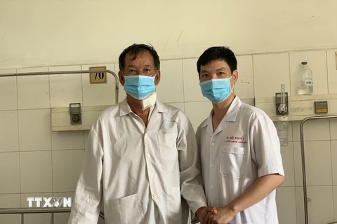 Bệnh nhân Ông Ngô Văn B (bên trái) đã khỏe mạnh. (Ảnh: TTXVN phát)