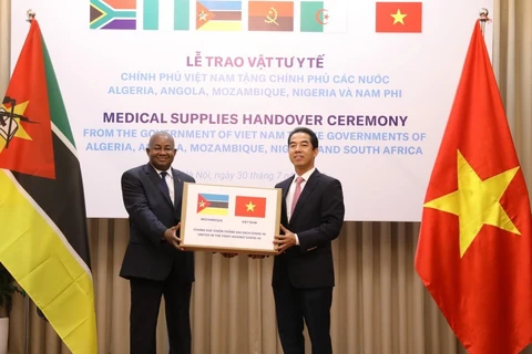 Thứ trưởng Bộ Ngoại giao Tô Anh Dũng trao tượng trưng vật tư y tế hỗ trợ Mozambique phòng, chống dịch Covid-19. (Ảnh: Văn Điệp/TTXVN)