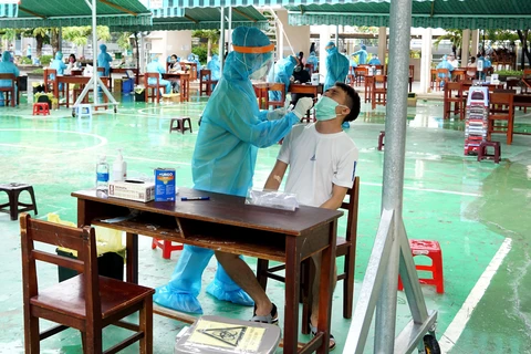 Lấy mẫu sinh phẩm cho người dân vùng có nguy cơ cao tại Đà Nẵng để xét nghiệm SARS-CoV-2. (Ảnh: TTXVN phát)