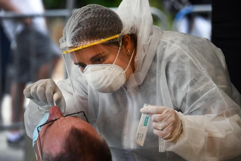 Nhân viên y tế lấy mẫu xét nghiệm COVID-19 tại Quiberon, Pháp. (Ảnh: AFP/TTXVN)