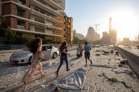 Người dân Liban hoảng sợ sau hai vụ nổ lớn ở Beirut. (Nguồn: AP)
