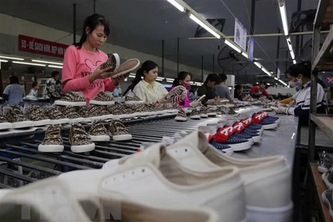 Công nhân sản xuất da giày xuất khẩu. (Ảnh minh họa. Nguồn: TTXVN)