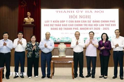 Thủ tướng Nguyễn Xuân Phúc tặng quà lưu niệm cho Đảng bộ thành phố Hà Nội. (Ảnh: Thống Nhất/TTXVN)