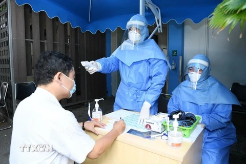 Khám sàng lọc cho người dân đến khám bệnh tại Bệnh viện Đại học Y dược Thành phố Hồ Chí Minh. (Ảnh: Đinh Hằng/TTXVN)