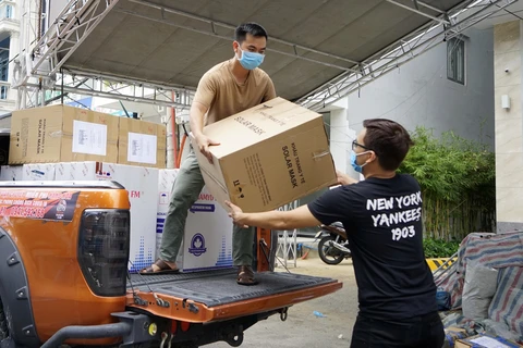 Chuyển các thùng khẩu trang N95 đi tặng các cơ sở y tế tại Đà Nẵng. (Ảnh: TTXVN phát)