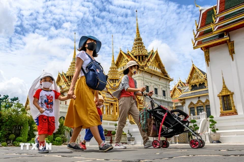 Du khách thăm quan Hoàng Cung ở Bangkok, Thái Lan, ngày 7/6. (Ảnh: AFP/TTXVN)