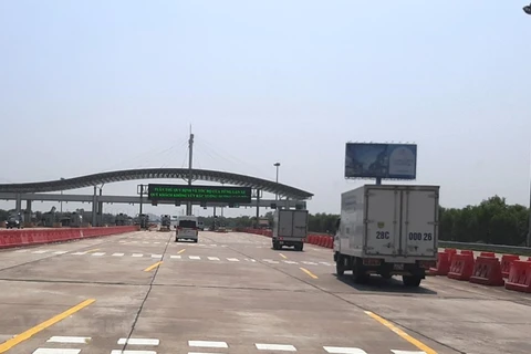 Phương tiện bắt đầu đi vào trạm thu phí trên tuyến cao tốc Hà Nội-Hải Phòng. (Ảnh: Việt Hùng/Vietnam+)