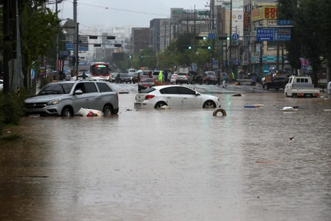 Cảnh ngập lụt do mưa lớn kéo dài tại Gwangju, Hàn Quốc ngày 8/8. (Ảnh: Yonhap/TTXVN)