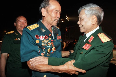 Nguyên Tổng Bí thư Lê Khả Phiêu gặp lại đồng đội cũ (8/10/2010). (Ảnh: Trọng Đức/TTXVN)