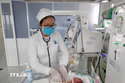 Cần Thơ: Cứu sống trẻ sinh non 0,8 kg bị thủng tạng bẩm sinh