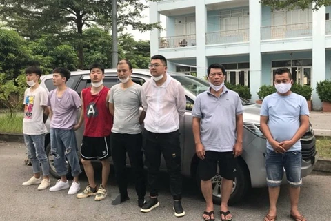 Bắt 5 người Trung Quốc nhập cảnh trái phép đang trên đường vào Thành phố Hồ Chí Minh. (Ảnh: TTXVN phát)