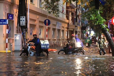 Mưa lớn gây ngập úng trên phố Phùng Hưng-Ngõ Trạm hôm 17/8. (Ảnh: Thành Đạt/TTXVN)