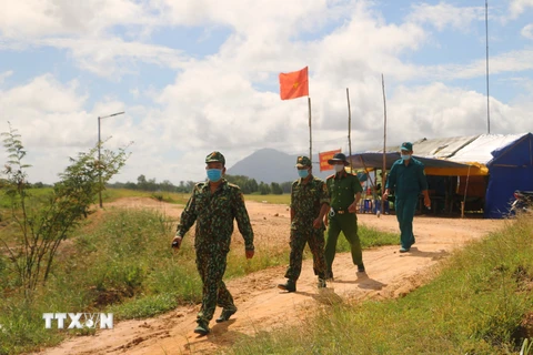 Các chiến sỹ tổ công tác phòng chống dịch COVID-19 tuần tra, kiểm soát biên giới. (Ảnh minh họa: Công Mạo/TTXVN)