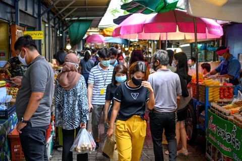 Người dân đeo khẩu trang phòng lây nhiễm COVID-19 khi mua sắm tại một khu chợ ở Bangkok, Thái Lan. (Ảnh: AFP/TTXVN)