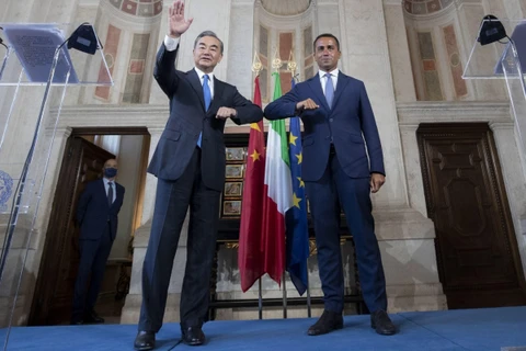 Ngoại trưởng Trung Quốc Vương Nghị (trái) và Ngoại trưởng Italy Luigi Di Maio. (Nguồn: EPA-EFE)