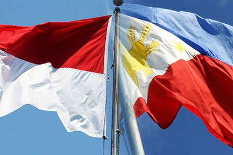 Quốc kỳ của Indonesia và Philippines. (Nguồn: competitionpolicyinternational)