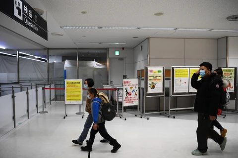 Hành khách tới khu vực kiểm dịch tại sân bay Narita ở tỉnh Chiba, Nhật Bản. (Ảnh: AFP/TTXVN)