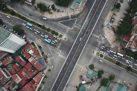 Hình ảnh cầu vượt nút giao đường Hoàng Quốc Việt-đường Nguyễn Văn Huyên nhìn từ trên cao. (Ảnh: Hào Nguyễn/Vietnam+)