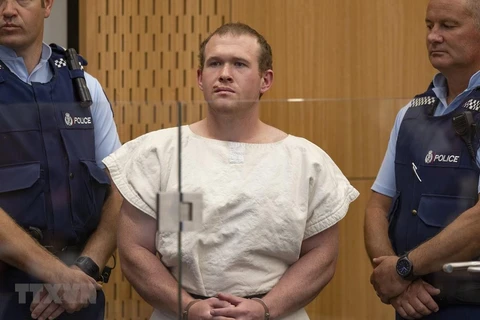 Nghi phạm Brenton Tarrant (giữa) tại Tòa án quận Christchurch, New Zealand ngày 16/3/2019. (Ảnh: AFP/TTXVN)
