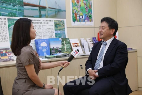 Ông Shimizu Akira, Trưởng đại diện Văn phòng JICA Việt Nam trao đổi cùng phóng viên TTXVN. (Ảnh: Danh Lam/TTXVN)