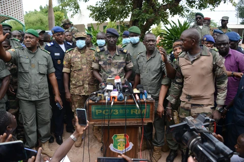 Phát ngôn viên của lực lượng binh biến ở Mali, Thiếu tá Ismael Wague (giữa) trong cuộc họp báo tại Kati, gần Bamako (Mali) ngày 19/8. (Ảnh: THX/TTXVN)
