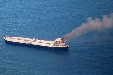 Tàu chở dầu bị bốc cháy. (Nguồn: timesnownews)