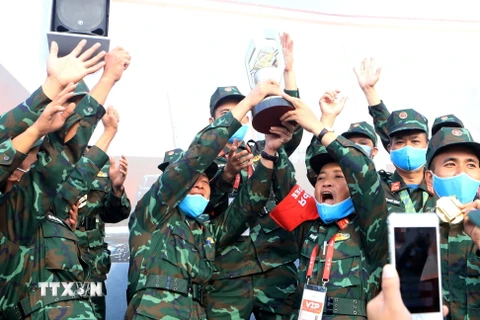 Việt Nam giành Cúp luân lưu Tank Biathlon tại Army Games 2020
