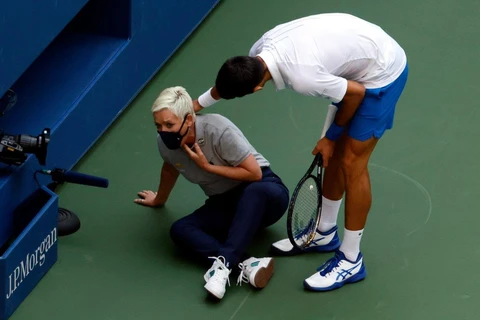 Djokovic bị loại sau khi đánh bóng trúng cổ nữ trọng tài. (Nguồn: EPA)