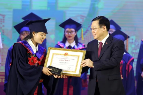 Bí thư Thành ủy Hà Nội Vương Đình Huệ trao Bằng khen cho các thủ khoa xuất sắc tốt nghiệp các trường đại học, học viện trên địa bàn thành phố Hà Nội năm 2020. (Ảnh: Văn Điệp/TTXVN)