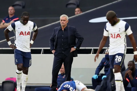 Thầy trò HLV Jose Mourinho thất bại trên sân nhà ở trận ra quân. (Nguồn: Getty Images)