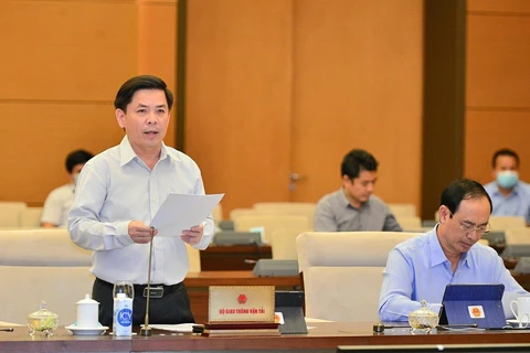 Bộ trưởng Bộ Giao thông - Vận tải Nguyễn Văn Thể trình bày tờ trình. (Ảnh: Doãn Tấn/TTXVN)
