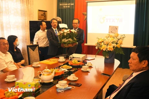 Đại sứ Thái Xuân Dũng (phải) tặng hoa chúc mừng cơ quan thường trú TTXVN tại Praha. (Ảnh: Bích Ngọc/Vietnam+)