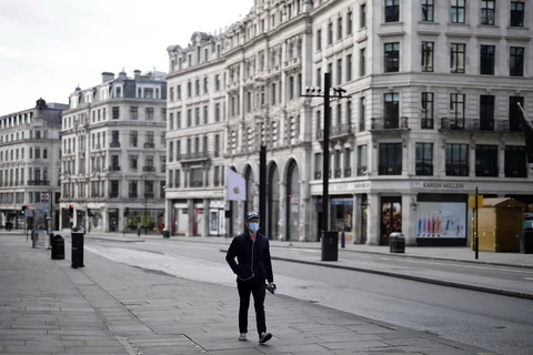Cảnh vắng vẻ trên đường phố London, khi lệnh phong tỏa có hiệu lực nhằm ngăn dịch COVID-19 lan rộng, ngày 2/4/2020. (Ảnh: AFP/TTXVN)