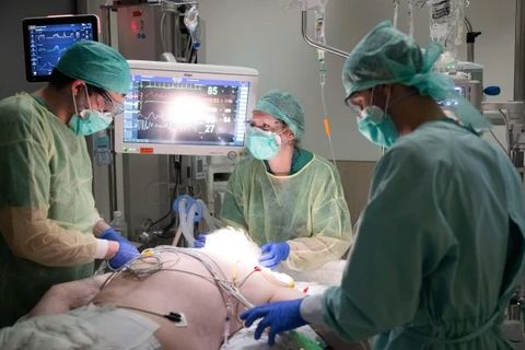 Nhân viên y tế điều trị cho bệnh nhân nhiễm COVID-19 tại bệnh viện Ixelles ở Brussels, Bỉ. (Ảnh: AFP/TTXVN)