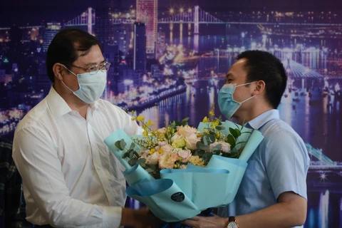 Chủ tịch UBND thành phố Đà Nẵng Huỳnh Đức Thơ tặng hoa cám ơn Đoàn y bác sĩ Hải Phòng. (Ảnh: Văn Dũng/TTXVN)