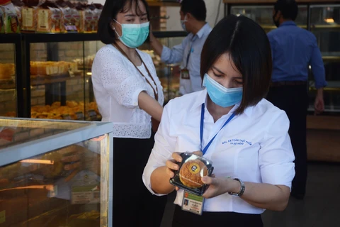 Đoàn kiểm tra Ban Quản lý An toàn thực phẩm thành phố Đà Nẵng kiểm tra chất lượng bánh trung thu. (Ảnh: Văn Dũng/TTXVN)