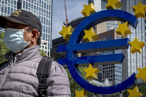 Đại dịch COVID-19 gây ảnh hưởng đến kinh tế Eurozone. (Nguồn: euronews)