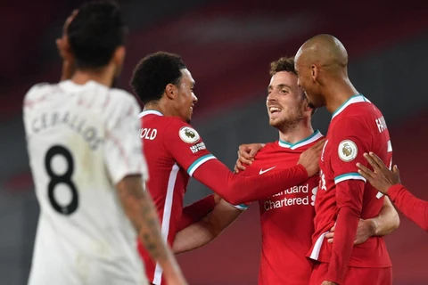 Diogo Jota (giữa) ghi bàn thắng đầu tiên cho Liverpool. (Nguồn: Reuters)