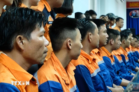 39 thuyền viên trên tàu QNa 90927-TS được đưa về cảng Nha Trang an toàn. (Ảnh: Nguyễn Dũng/TTXVN)