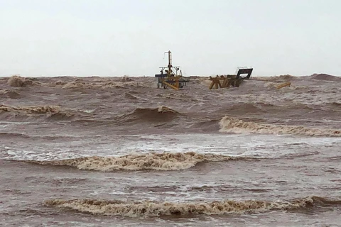 Tàu bị mắc cạn ở biển Cửa Việt. (Ảnh: Nguyên Lý-TTXVN)