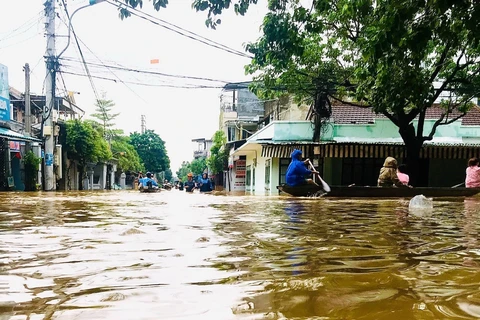 Thừa Thiên-Huế ngập lụt trên diện rộng do ảnh hưởng của bão số 6. (Ảnh: TTXVN phát)
