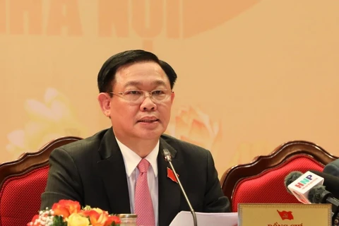 Ủy viên Bộ Chính trị, Bí thư Thành ủy Vương Đình Huệ trả lời các câu hỏi của phóng viên tại buổi họp báo. (Ảnh: Văn Điệp/TTXVN)