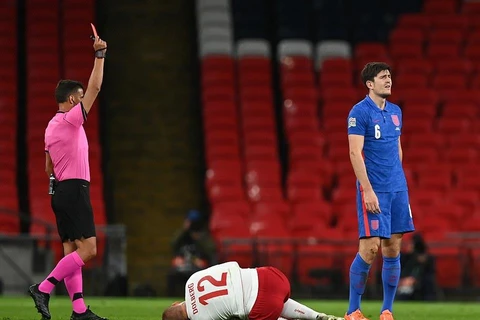 Harry Maguire bị truất quyền thi đấu trong trận thua của tuyển Anh. (Nguồn: Reuters)