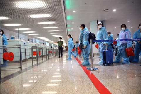 Hành khách đợi làm thủ tục nhập cảnh vào Việt Nam, hành khách là công dân Việt Nam cùng các chuyên gia, nhà đầu tư Hàn Quốc. (Ảnh: Huy Hùng/TTXVN)