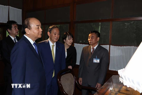 Hai Thủ tướng Việt-Nhật tham quan Khu Di tích Chủ tịch Hồ Chí Minh