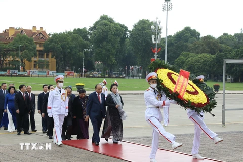 [Photo] Các đại biểu Quốc hội vào Lăng viếng Chủ tịch Hồ Chí Minh