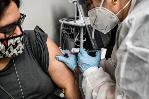 Tiêm vắcxin phòng COVID-19 tại Hollywood, Florida, Mỹ. (Ảnh: AFP/TTXVN)