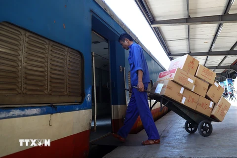 [Photo] Đường sắt Bắc-Nam thông tuyến, bắt đầu vận chuyển hàng cứu trợ