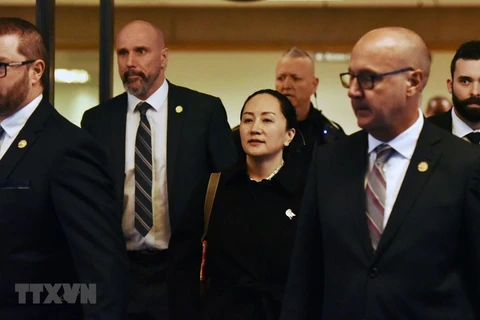 Giám đốc Tài chính (CFO) của Huawei (Trung Quốc) Mạnh Vãn Châu rời khỏi Tòa án Tối cao British Columbia ở Vancouver (Canada) sau phiên xét xử, ngày 23/1/2020. (Ảnh: AFP/TTXVN)