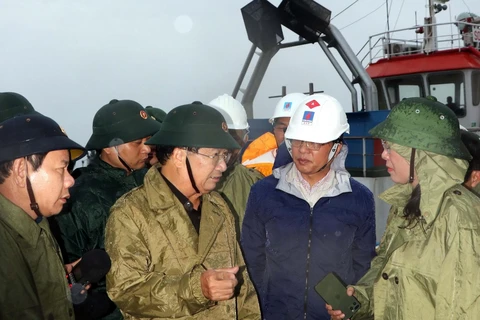 Phó Thủ tướng Trịnh Đình Dũng kiểm tra công tác phòng chống bão số 9 tại huyện Bình Sơn. (Ảnh: Sỹ Thắng/TTXVN)